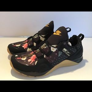 ab nike tech trainer